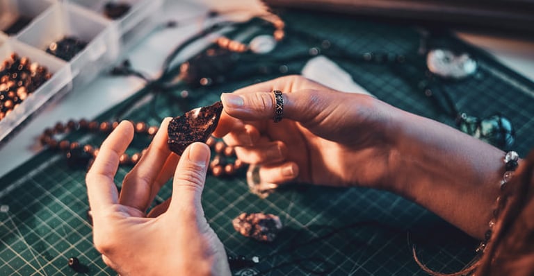 Manos trabajando con piedras osuras