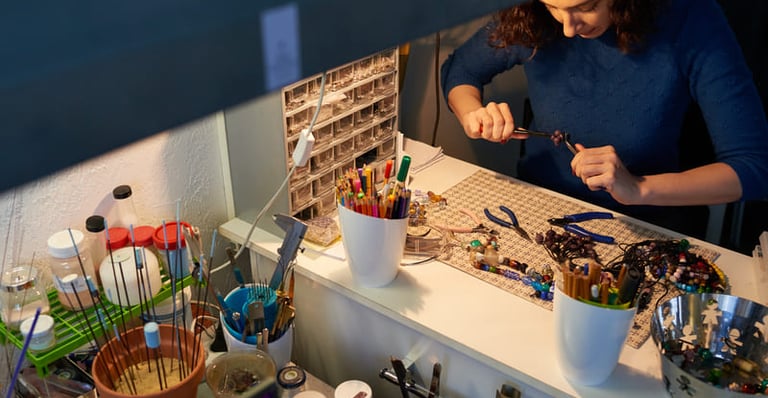 Una artesana utiliza sus herara crear un collar artesanalramientas p