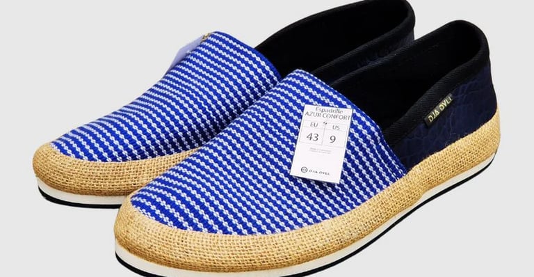 espadrilles artisanales bleu et blanc en tissu tissé avec détails en jute et cuir bleu indigo