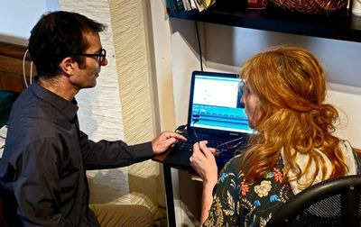 Photo montrant l'ami numerique donnant une explication à une cliente