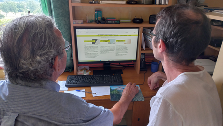 Photo montrant l'ami numerique donnant une explication à un client