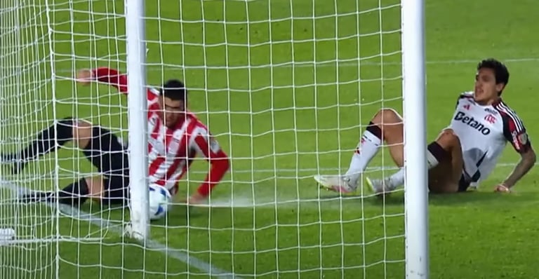 Lance de Pedro, interceptado pelo jogador do Estudiantes.