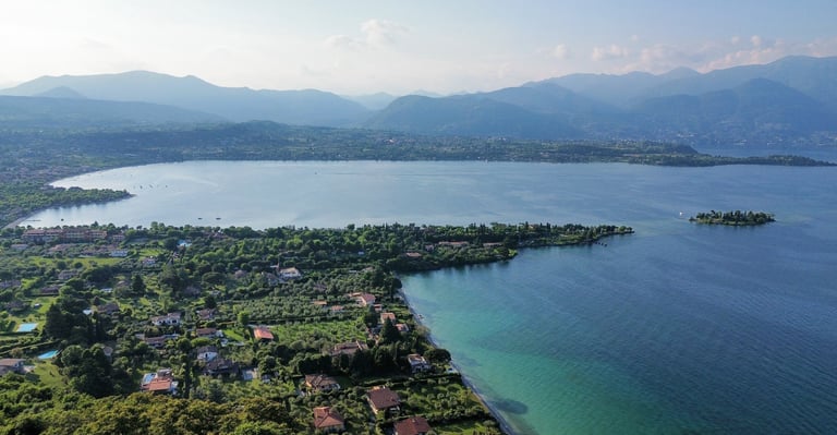 manerba del garda vista dal drone - foto per affitti brevi