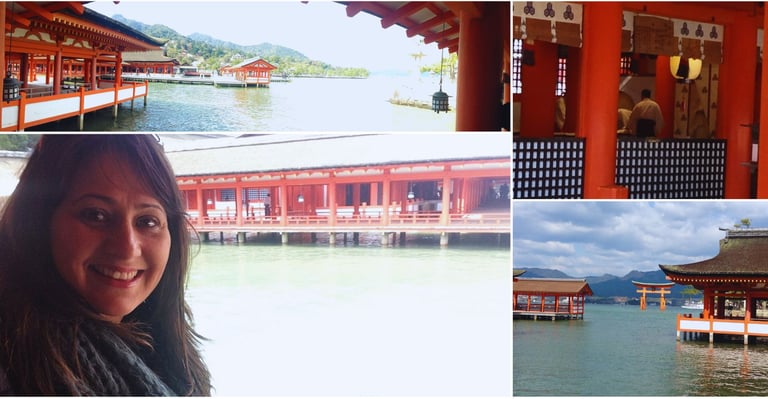 Foto da autora em tour na ilha de Miyajima, japão.