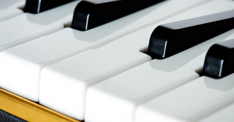 Déménageurs professionnels transportant un piano avec soin à Auteuil, utilisant des équipements 