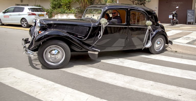 Gran evento nupcial en Barcelona, fotografía de banquete multitudinario con luz ambiente.