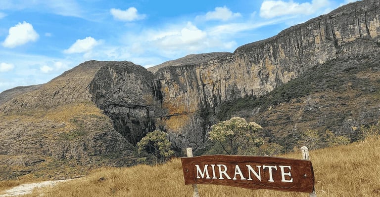 Mirante da Cachoeira do Tabuleiro em Minas Gerais com paredões rochosos e paisagem de campo