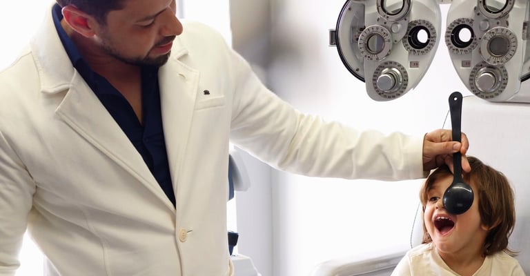 Dr Paolo Knopp em atendimento oftalmológico pediátrico