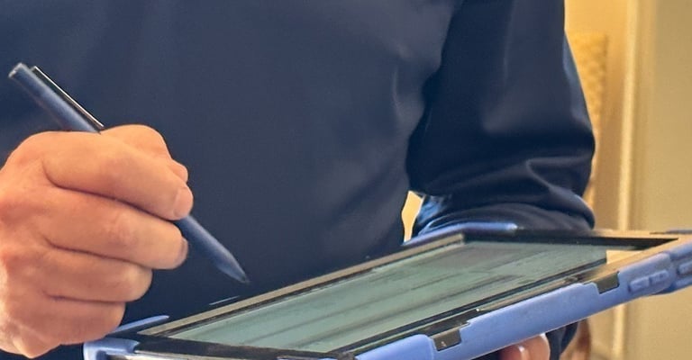 “Inspector writing notes — digital photo reports for seasonal homes