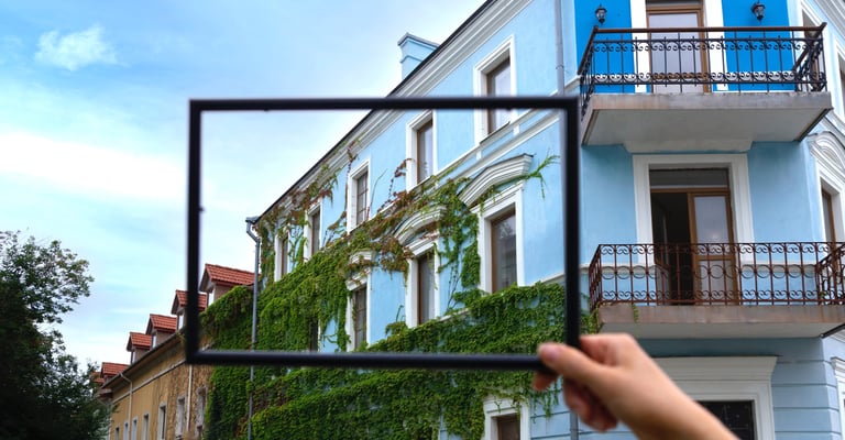 Cadre représentatif d'une loupe sur un bâtiment