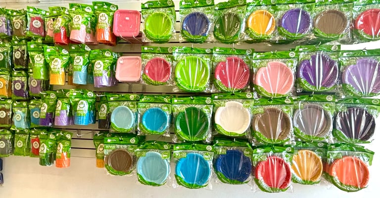 platos de colores y vasos, amarillos, azules, rojo, plata, verde