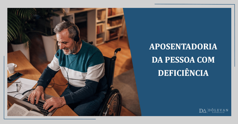 homem na cadeira de rodas trabalhando