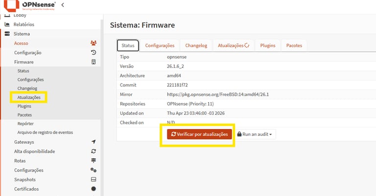 Tela de status de firmware do sistema OPNsense verificando novas atualizações de segurança.