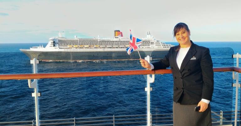 Autora a bordo, navegando lado a lado com o majestoso Queen Mary 2, um raro  inesquecível encontro