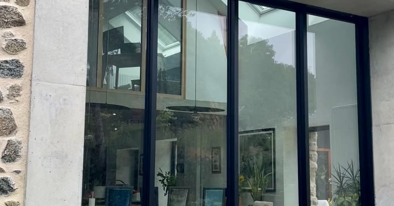 Nettoyage soigné de grandes baies vitrées en Bretagne, pour une clarté impeccable et durable
