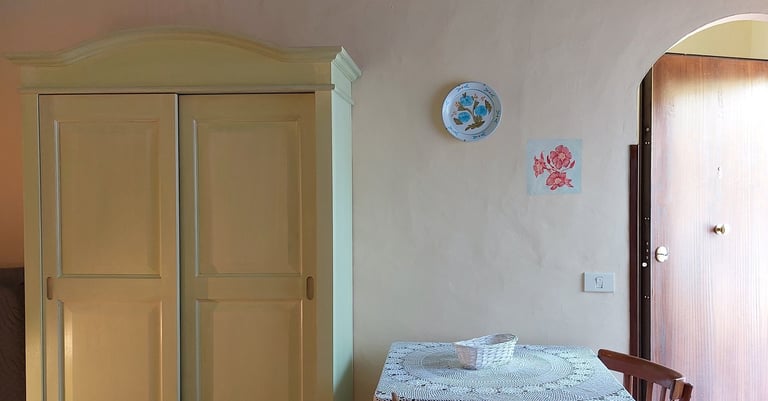 Camera lilla per vacanza in agriturismo in campagna vicino al mare