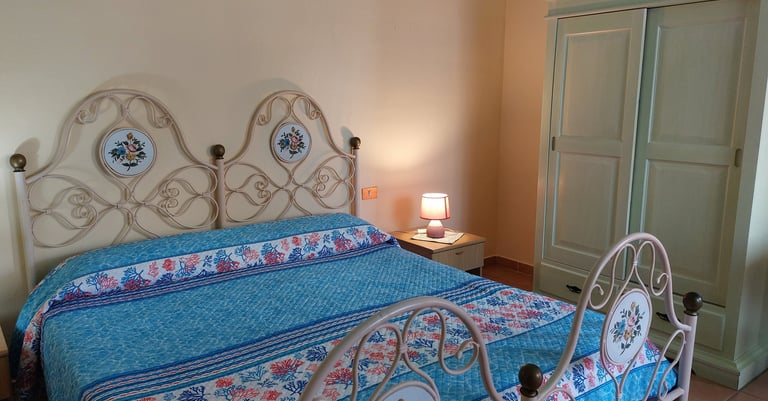 Camera blu silenziosa agriturismo vicino Olbia porto e mare.