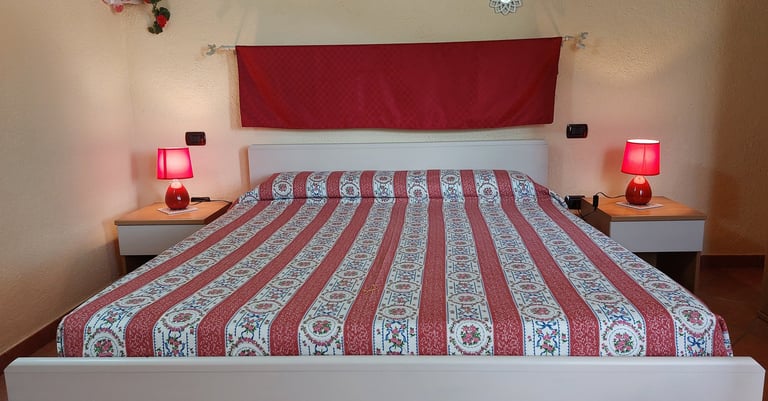 Camera rossa matrimoniale agriturismo Sardegna vacanze tra mare e campagna.