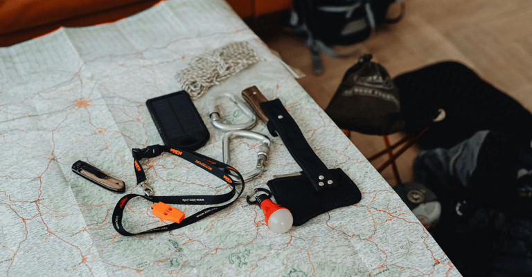 Accesorios para camping incluyendo un mapa, gps, navaja y lampara LED