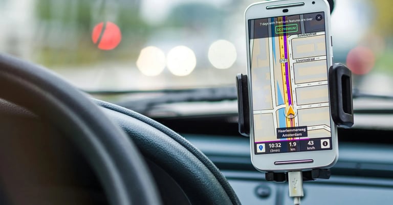 Tablero de un coche con un soporte para celular