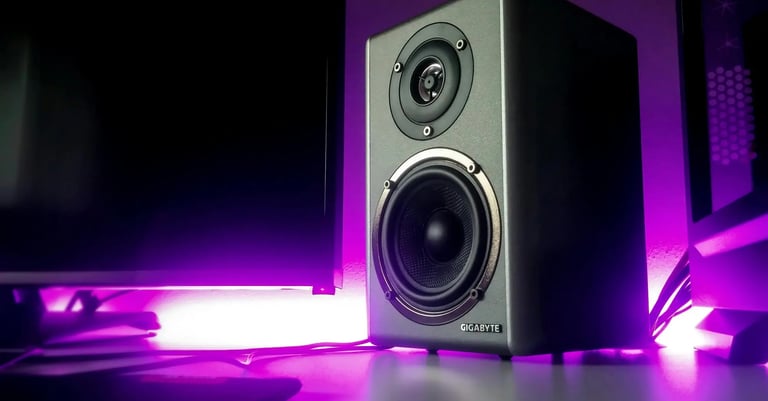 Altavoz tipo Satélite Marca Gigabyte sobre un escritorio