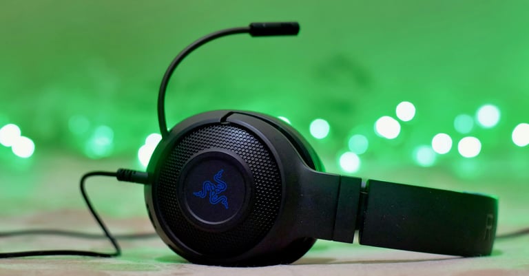 Auriculares Razer sobre una mesa con fondo verde