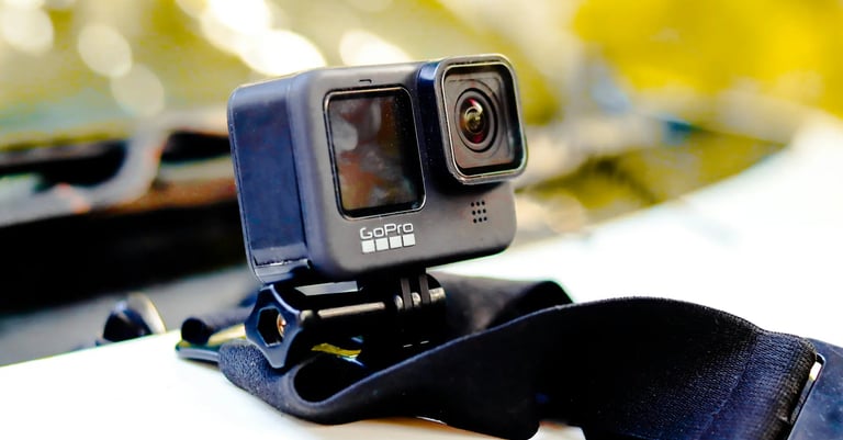 camara deportiva GoPro sobre el toldo de un carro