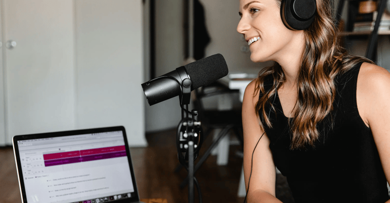 Mujer con audifonos y micrófono grabando un podcast