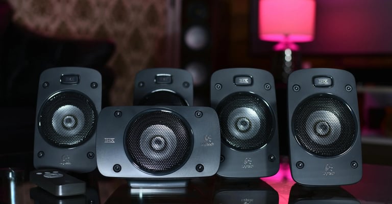 varios subwoofers de color negro sobre una mesa de cristal