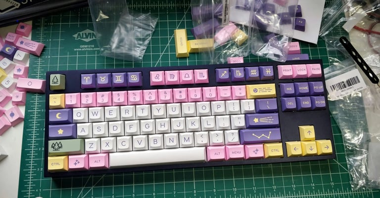 Teclado mecánico sobre una mesa con diferentes teclas para reemplazar
