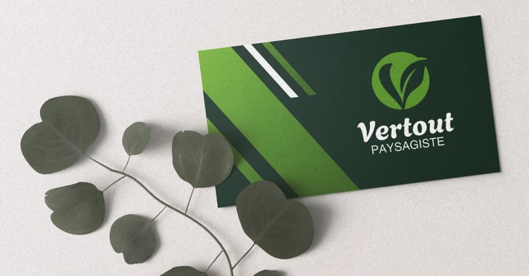 Carte de visite de paysagiste arborant un logo de feuille verte.