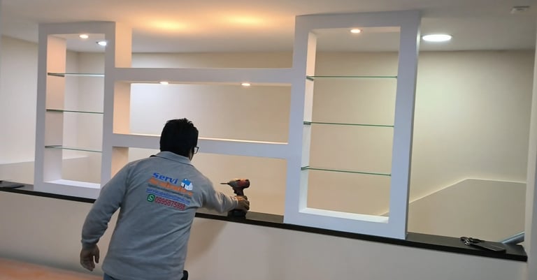 Remodelación de oficina repisas de vidrio y gypsum iluminación Serviacabados pintura interior