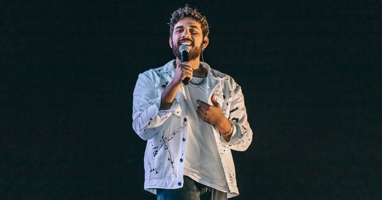 Gustavo Miotto em seu show cantando com a Janqueta Personalizada Longuinni