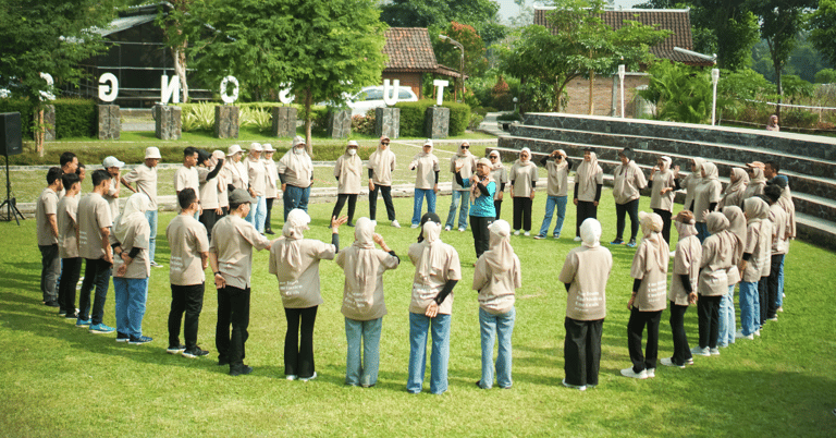 Suasana outbound Jogja penuh kebersamaan, dengan berbagai aktivitas yang mempererat hubungan tim