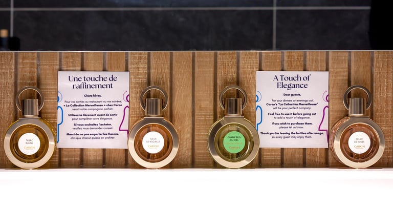 Les flacons du parfum dans la salle de bain de la chambre d'hôte du Domaine Des Lucques