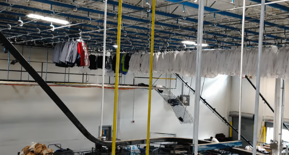 Equipo transportador para manejo de ropa en líneas de clasificación, empaque y distribución de texti