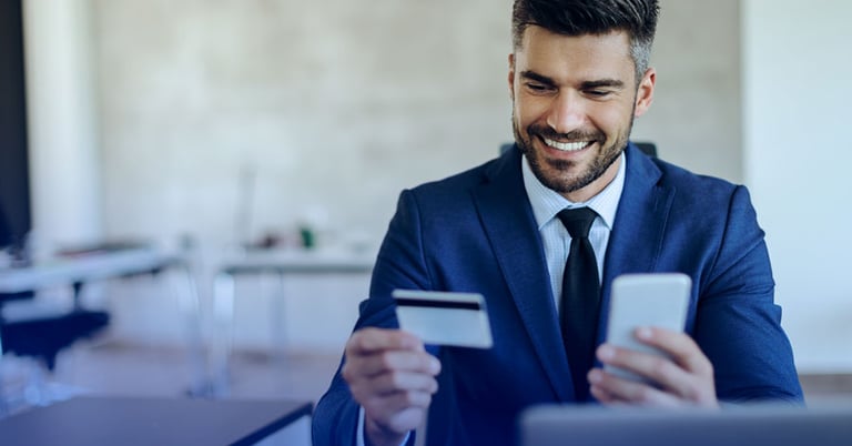 cliente de empresa contábil feliz com resultados