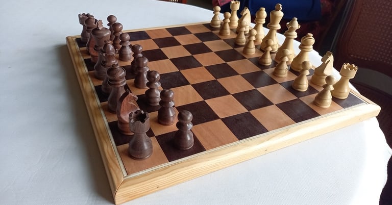 Jeu d'échec, blancs en buis, noirs en noyer noir d'Amérique, échiquier en CP ébonisé et brut