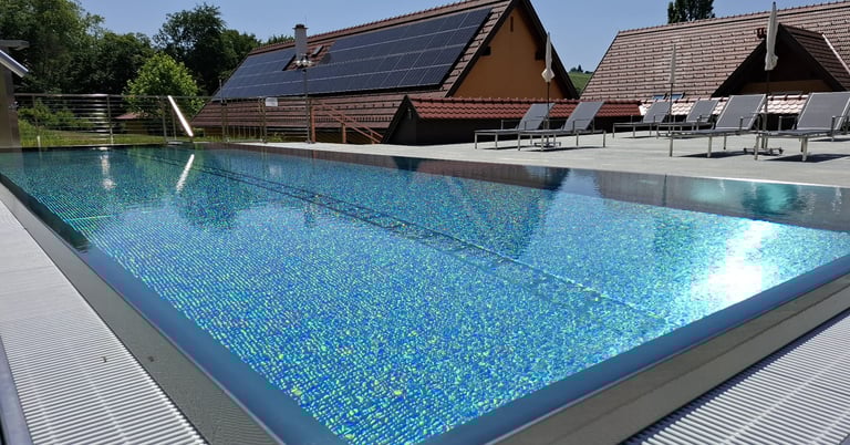 Pool mit umliegenden Gebäuden und Terasse