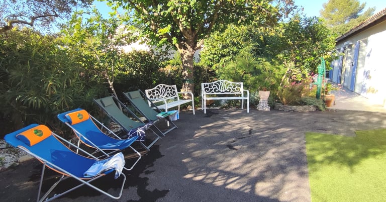 Espace détente ombragé au bord de la piscine