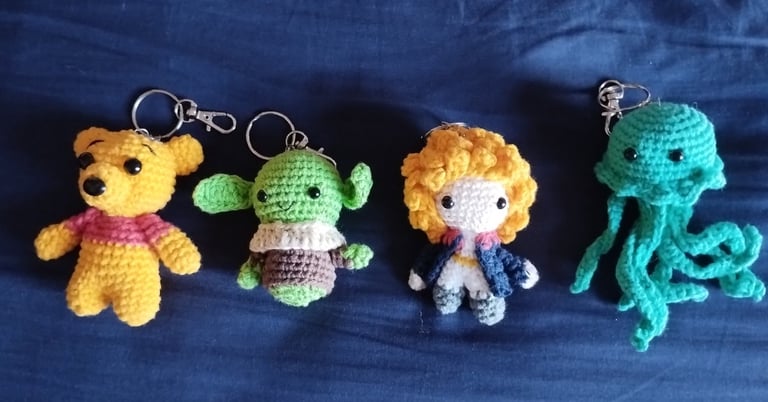 Llaveros de amigurumi hechos a mano de Pooh, Baby Yoda, el Principito y una medusa de color turquesa