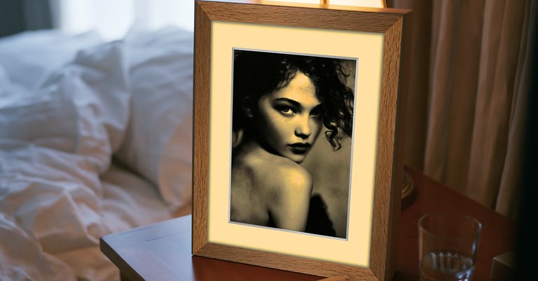 Portrait femme petit format 15x10 cm encadré — tirage unique 1/1 Hahnemühle par Enzo Minardi