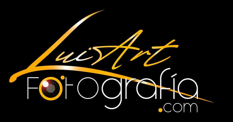 Logotipo dorado y blanco de LuiArt Fotografía sobre fondo negro