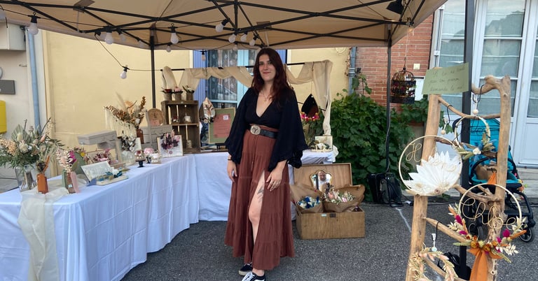 Estelle Baenas, créatrice de l'Ensorce'Fleurs devant son stand sur les marchés