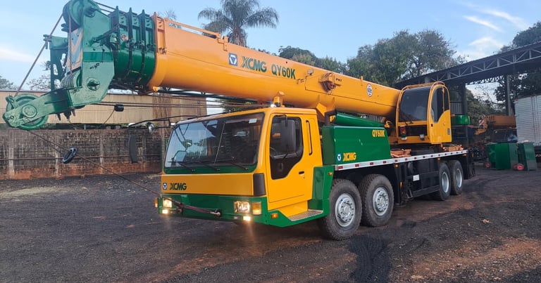 Guindaste XCMG 60 toneladas em operação de montagem industrial pesada