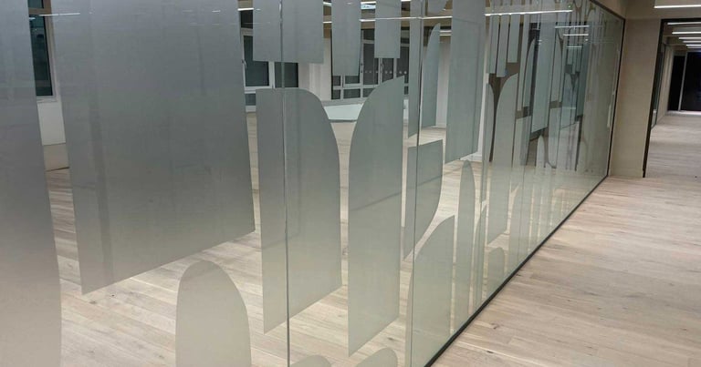 Interjero ir eksterjero langų apipavidalinimas DECOSONA su matinėmis ir spalvotomis stiklo plėvelėm