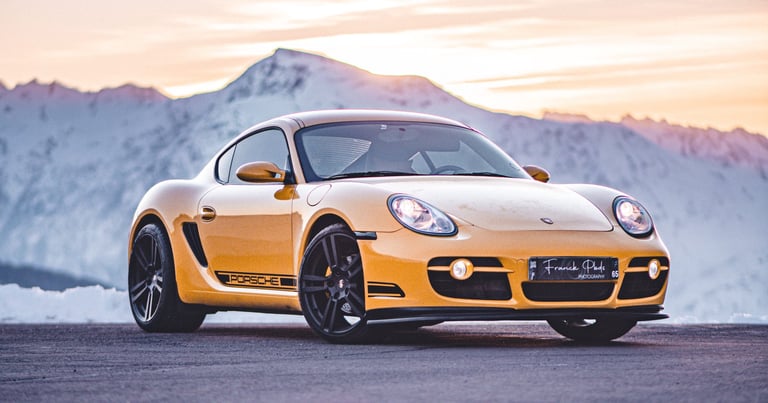 Shooting professionnel d’une voiture de sport.