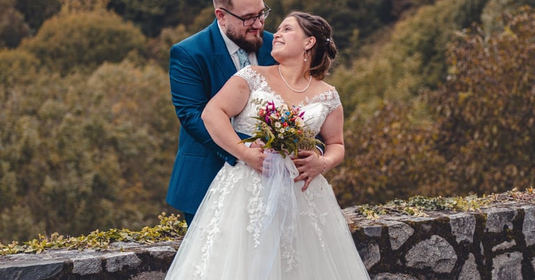 Photographe et vidéaste capturant un mariage émouvant.