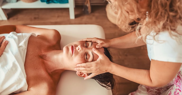 Emilia Tura wykonuje masaż twarzy w Jaworznie, metodą Lomi Lomi