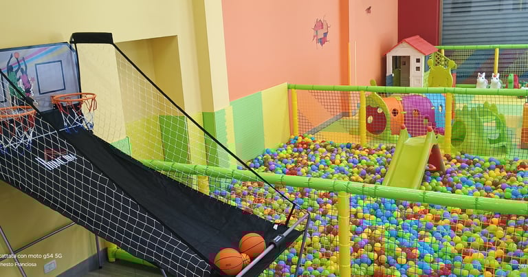 Saletta per feste attrezzata di giochi per bambini e per adulti